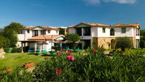 Сад в Hotel Stefania Boutique Hotel by the Beach