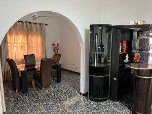 d'une salle à manger avec une table et des chaises. dans l'établissement Inviting 3-Bed House in Accra, à Accra