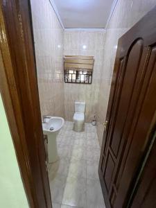 Un baño de Inviting 3-Bed House in Accra