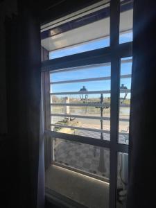 - une vue sur la plage depuis la fenêtre dans l'établissement El Ancla, à Alcalá del Río