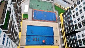 マラッカにあるJRv HotelStyle HomeStay Melakaの2つの青いドアがある建物の上空からの眺め