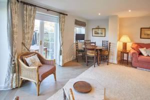sala de estar con sofá, mesa y sillas en Host & Stay - Tithe Cottage en Harrogate