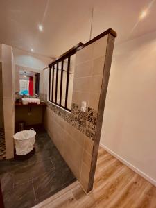 La salle de bains est pourvue d'un lavabo et d'un miroir. dans l'établissement La Caza Léo - 120m² - Piscine vue sur mer, à L'Étang-Salé