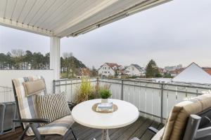 een patio met een tafel en stoelen op een balkon bij M3 - Apartmenthaus Marienburger Str 4 - FERIENDOMIZIL HOLLICH in Grömitz