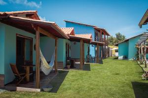 聖米格爾－杜斯米拉格里斯的住宿－Pousada Villa Kai，院子里一排带吊床的房屋