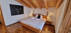 Ein Bett oder Betten in einem Zimmer der Unterkunft Chasa Castello relax & spa
