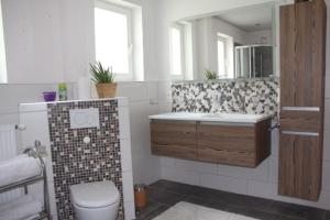 A bathroom at Gemütliches Bergappartement mit Seeblick Még 32 kép