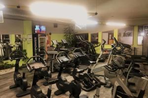 The fitness centre and/or fitness facilities at Gemütliches Bergappartement mit Seeblick