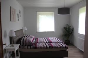 A bed or beds in a room at Gemütliches Bergappartement mit Seeblick