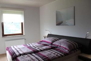 A bed or beds in a room at Gemütliches Bergappartement mit Seeblick