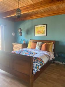 een bed in een slaapkamer met een houten plafond bij Farm in the city with sweeping bay view in San Rafael
