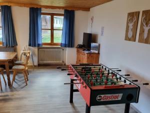 una habitación con una mesa de futbolín en el medio de una habitación en Gästehaus Rimmel, en Immenstadt im Allgäu