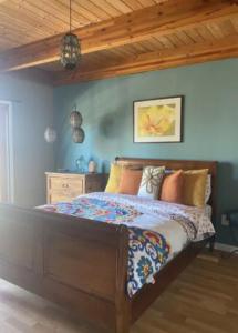 uma cama num quarto com tecto em madeira em Farm in the city with sweeping bay view em San Rafael