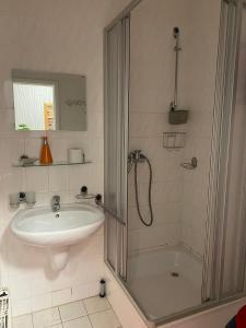 uma casa de banho com um chuveiro e um lavatório. em Haus ZUR PINGE em Kurort Altenberg