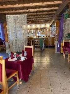 uma sala de jantar com uma mesa com toalha de mesa roxa em Haus ZUR PINGE em Kurort Altenberg