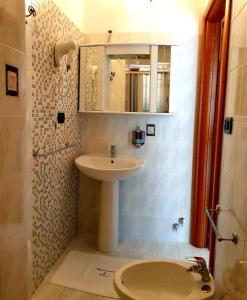 Spinoso的住宿－DiVino，一间带水槽和镜子的小浴室