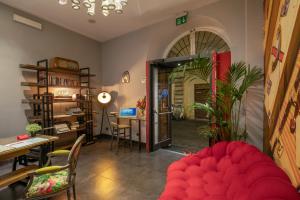 un soggiorno con divano rosso e tavolo di Navona Colors Hotel a Roma