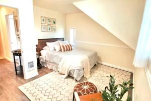 a bedroom with a large bed in a room at The Cheerful Bungalow Family Home OSU PNW in Corvallis