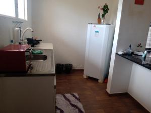 uma cozinha com um frigorífico branco e um lavatório em ChezElo em Extremóz