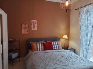 1 dormitorio con 1 cama con edredón azul en Central Artistic 2-Bedroom Apartment 79sqm, en Tripolis