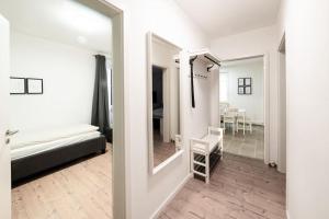 Postel nebo postele na pokoji v ubytování Modernisiertes Altbau 3-Zi Apartment