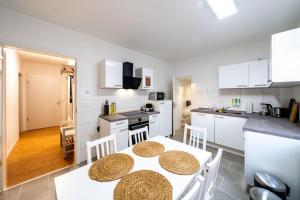 Kuchyň nebo kuchyňský kout v ubytování Modernisiertes Altbau 3-Zi Apartment