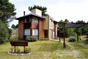 ein Haus mit einem Schild davor in der Unterkunft ATENCIÓN Consultar disponibilidad antes de reservar in Mar de las Pampas