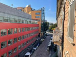 una strada di città con auto parcheggiate di fronte agli edifici di Cozy flat mins walk to Navigli and metro Porta Genova a Milano