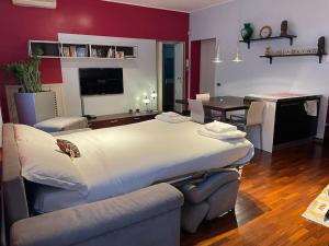 - un grand lit dans une chambre avec un salon dans l'établissement Cozy flat mins walk to Navigli and metro Porta Genova, à Milan