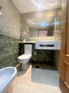 een badkamer met een wit toilet en een wastafel bij Gemelos 22-2-24 in Benidorm