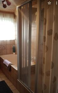 ランゲナルゲンにあるMichael & Christineのバスルーム(シャワー、バスタブ付)