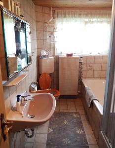 ランゲナルゲンにあるMichael & Christineのバスルーム(洗面台、トイレ、バスタブ付)