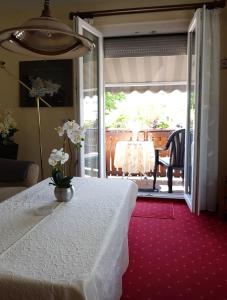 ランゲナルゲンにあるMichael & Christineの花瓶付きのテーブルが備わるベッドルーム1室