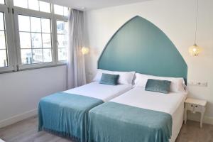 Кровать или кровати в номере Hotel Alda Puerta Del Sol