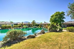 una piscina en un patio con casas en Indio Home with Mountain Views and Resort Amenities!, en Indio