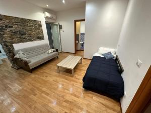 un soggiorno con divano e tavolo di Arba Spaa Apartments a La Spezia