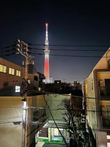 widok na wieżę Eiffel w nocy w obiekcie Asakusa-Smile w Tokio