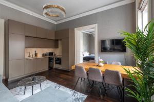 eine Küche und ein Esszimmer mit einem Tisch und Stühlen in der Unterkunft Luxury Apartment With Balcony next to the New York Café in Budapest