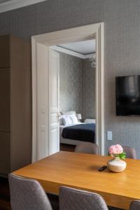 Posteľ alebo postele v izbe v ubytovaní Luxury Apartment With Balcony next to the New York Café