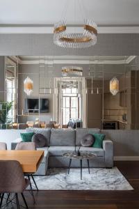 ein Wohnzimmer mit einem Sofa und einem Tisch in der Unterkunft Luxury Apartment With Balcony next to the New York Café in Budapest