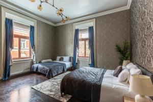 Posteľ alebo postele v izbe v ubytovaní Luxury Apartment With Balcony next to the New York Café