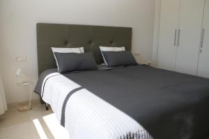 Posteľ alebo postele v izbe v ubytovaní 2152-Modern apt with private beach