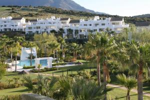 uma vista para um resort com palmeiras em 2152-Modern apt with private beach em Estepona