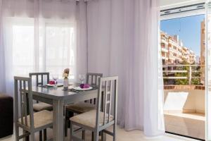 jadalnia ze stołem i krzesłami oraz oknem w obiekcie Dream of the SEA w mieście Torrevieja