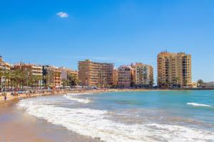 plaża z grupą osób i budynków w obiekcie Dream of the SEA w mieście Torrevieja