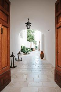 um corredor vazio com piso em azulejo e uma porta em PALAZZO FRANGIPANE em Salve
