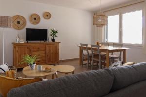a living room with a couch and a table at Apartamento Tramuntana 3 in Cala Blanca
