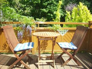 - une terrasse avec 2 chaises et une table dans l'établissement Ostsee Hotel-Pension An der Lindenallee, à Bad Doberan