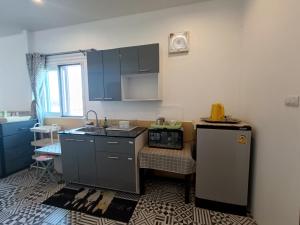 مطبخ أو مطبخ صغير في Merit Courtyard Suvarnabhumi House