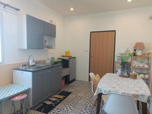 مطبخ أو مطبخ صغير في Merit Courtyard Suvarnabhumi House